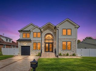 1 Magenta St, Hicksville, NY 11801