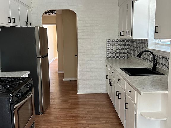 Kitchen (view 3)