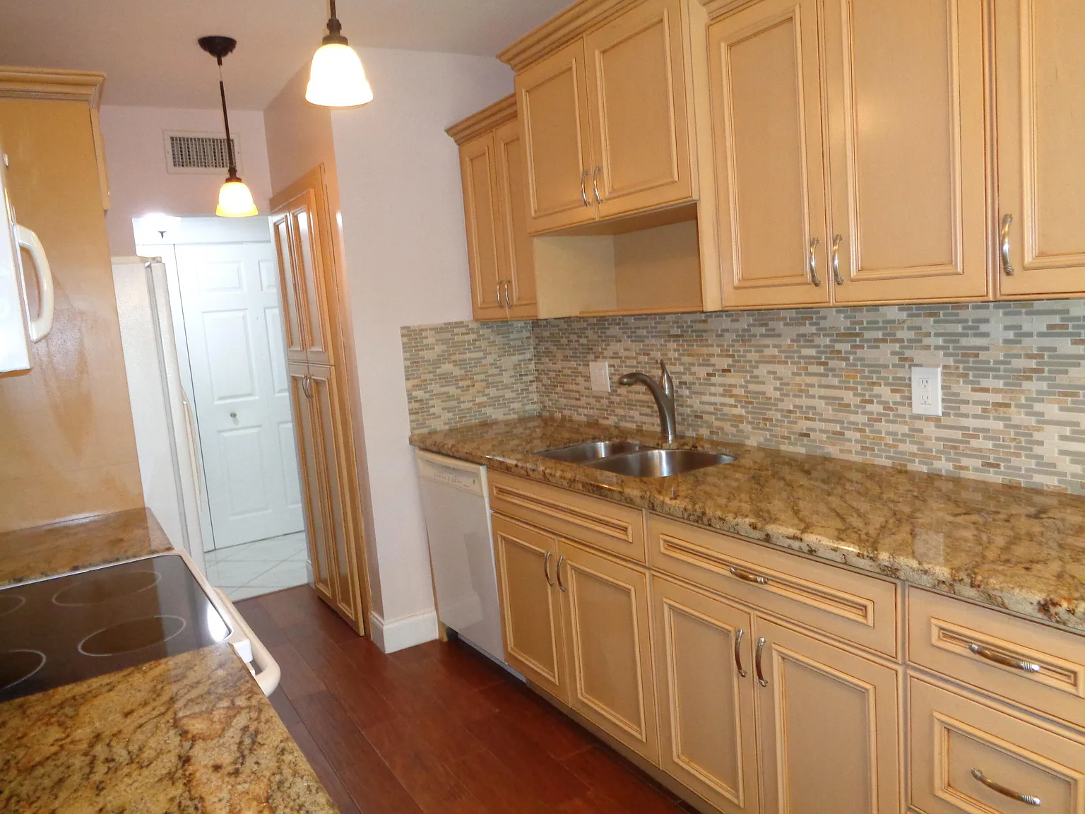 2 bed, 2.0 bath, 1276 sqft, $2,350 — Photo 4