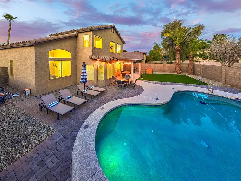 487 E Cantebria Dr — Photo 25