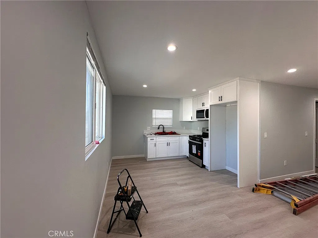 2 bed, 660 sqft, $2,200 — Photo 3