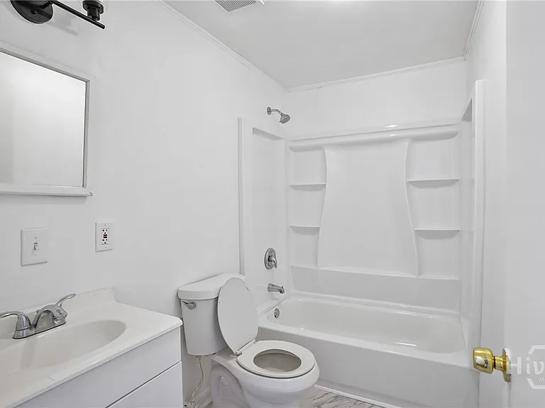 1220 E Victory Dr #1 — Photo 6