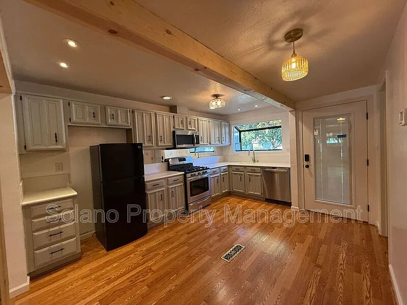 2 bed, 2.0 bath, 1484 sqft, $2,400 — Photo 3
