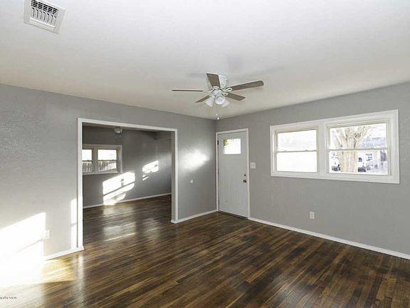 3rd image of 931 Dahlia St