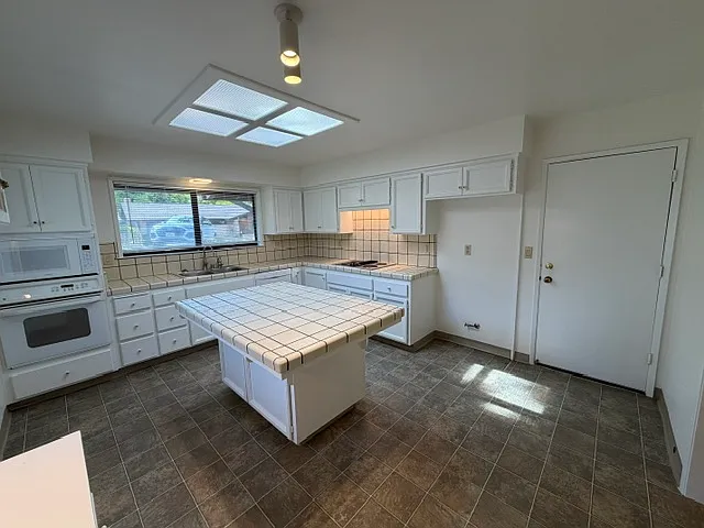 2 bed, 2045 sqft, $3,700 — Photo 4