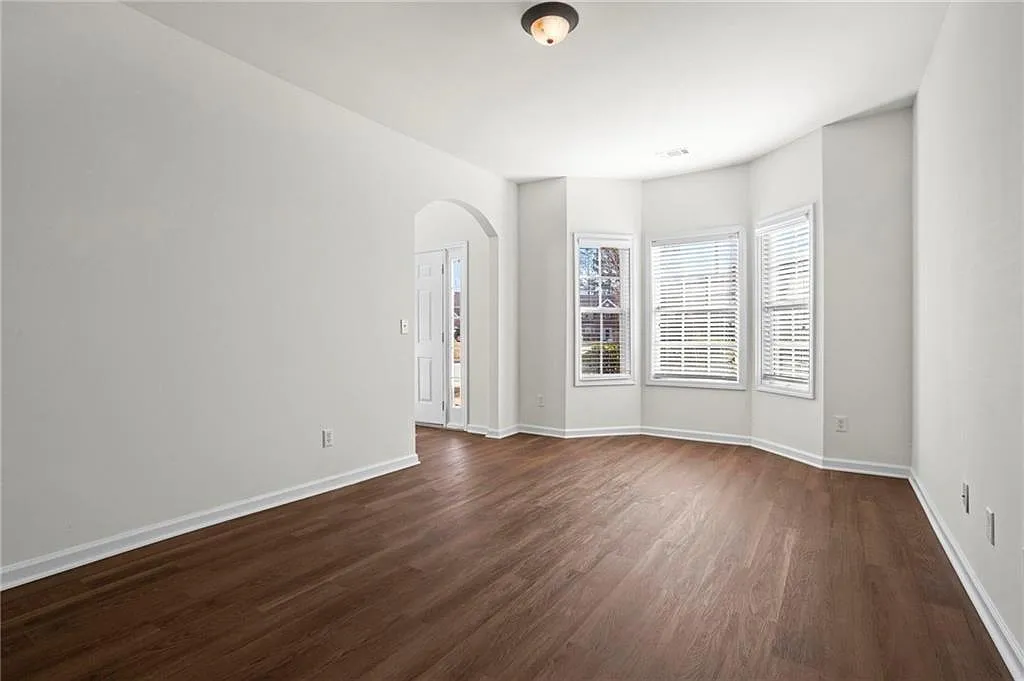 5 bed, 4.0 bath, 4444 sqft, $3,500 — Photo 4