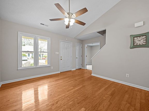 3rd image of 16 Crystal Oaks Ct