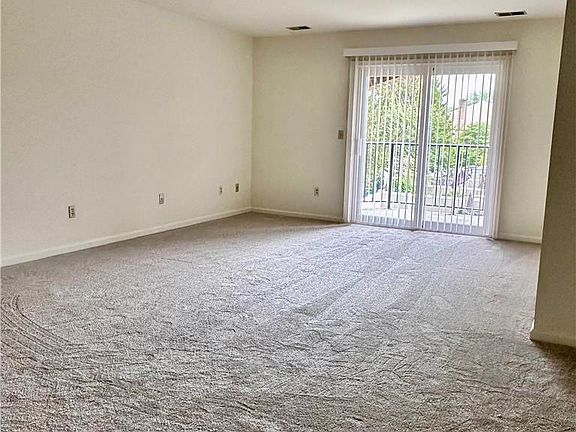 3rd image of 938 Cold Spring Rd APT 11
