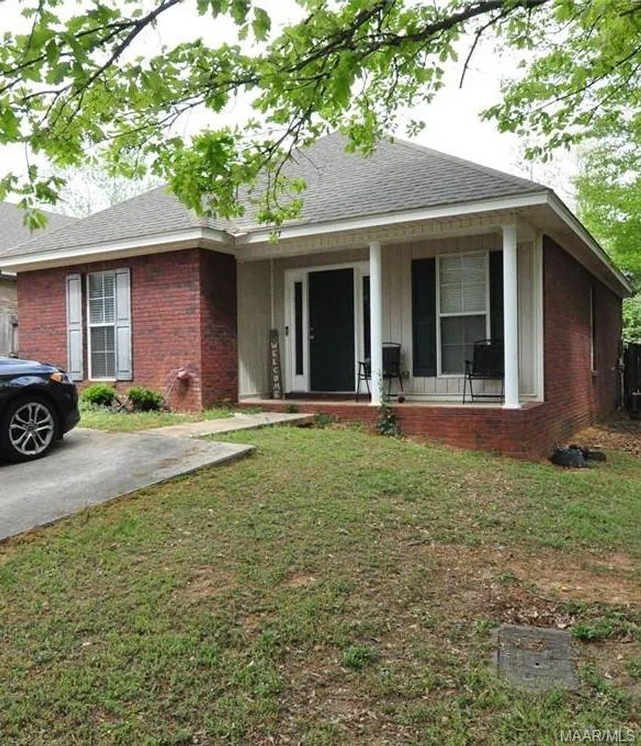3 Bedroom Home 2 bath fenced in yard — Photo 1
