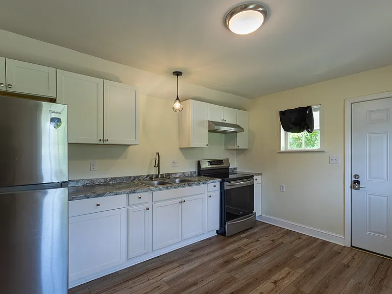 321 N Pine St — Photo 4