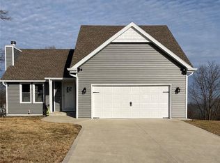 306 Lakeland Dr, Smithville, MO 64089