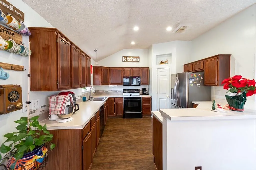 3 bed, 1575 sqft, $2,400 — Photo 2