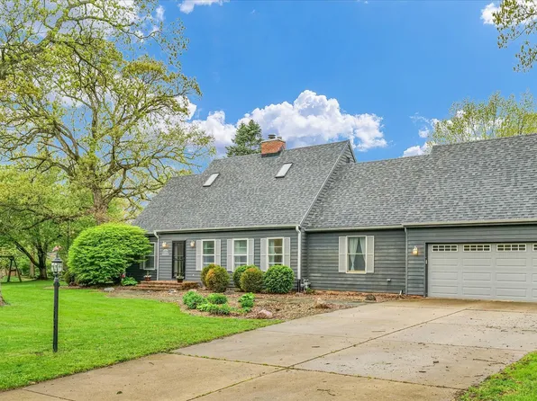 1304 Woodland Ct, Mahomet, IL 61853