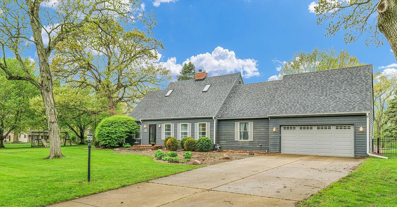 1304 Woodland Ct photo 1