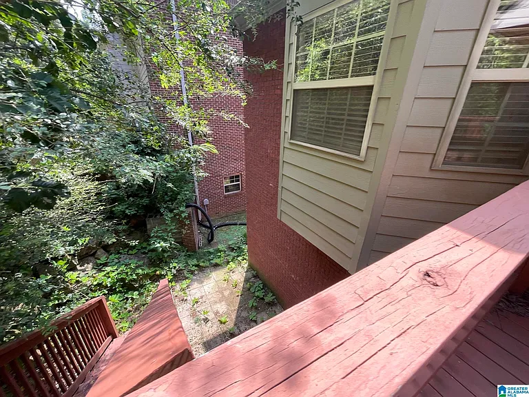 208 Castlehill Dr — Photo 3