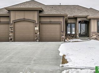 6909 Harvest Dr, Papillion, NE 68046