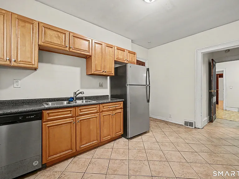 135 Sherwood Ave — Photo 4