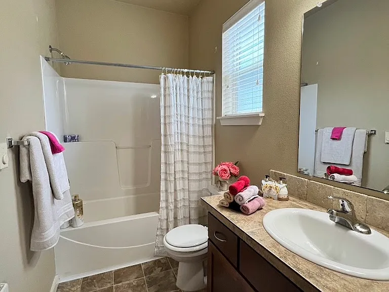 Catron Apartments - 1-3 Bedrooms 2 Bathrooms with In Unit Washer/Dryer and Internet — Photo 41