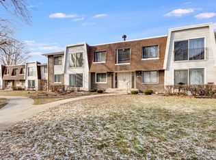 2711 Hobson Rd APT 4, Woodridge, IL 60517