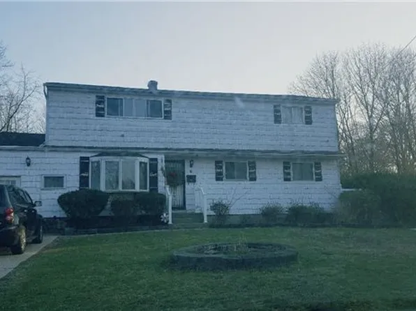 6 Glenn Ct, Brentwood, NY 11717
