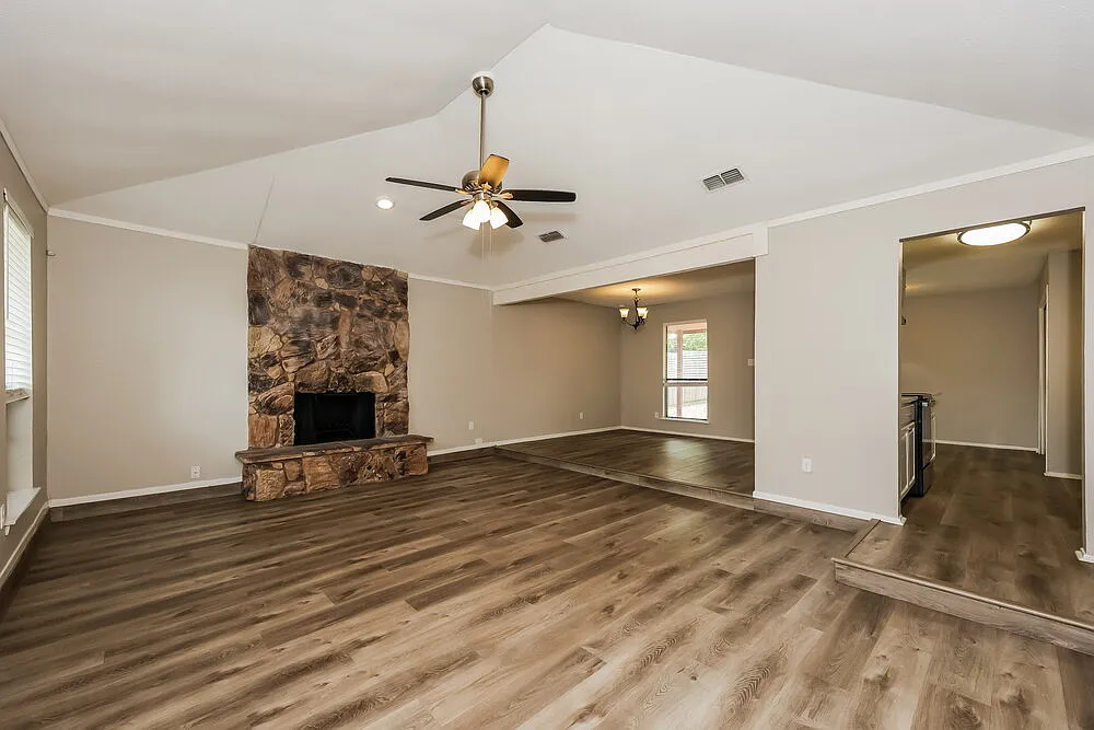 3 bed, 2.0 bath, 1518 sqft, $2,030 — Photo 3