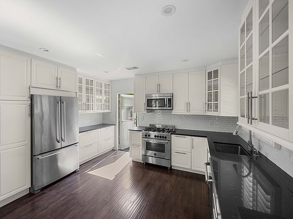 4th image of 2649 Lake Ave