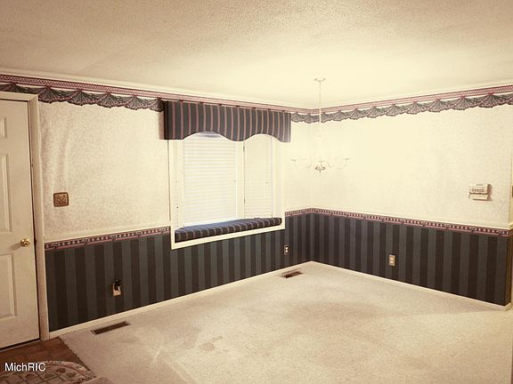 3rd image of 4883 Sparrow Ave