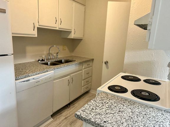 4th image of 401 12th Ave SE APT 272