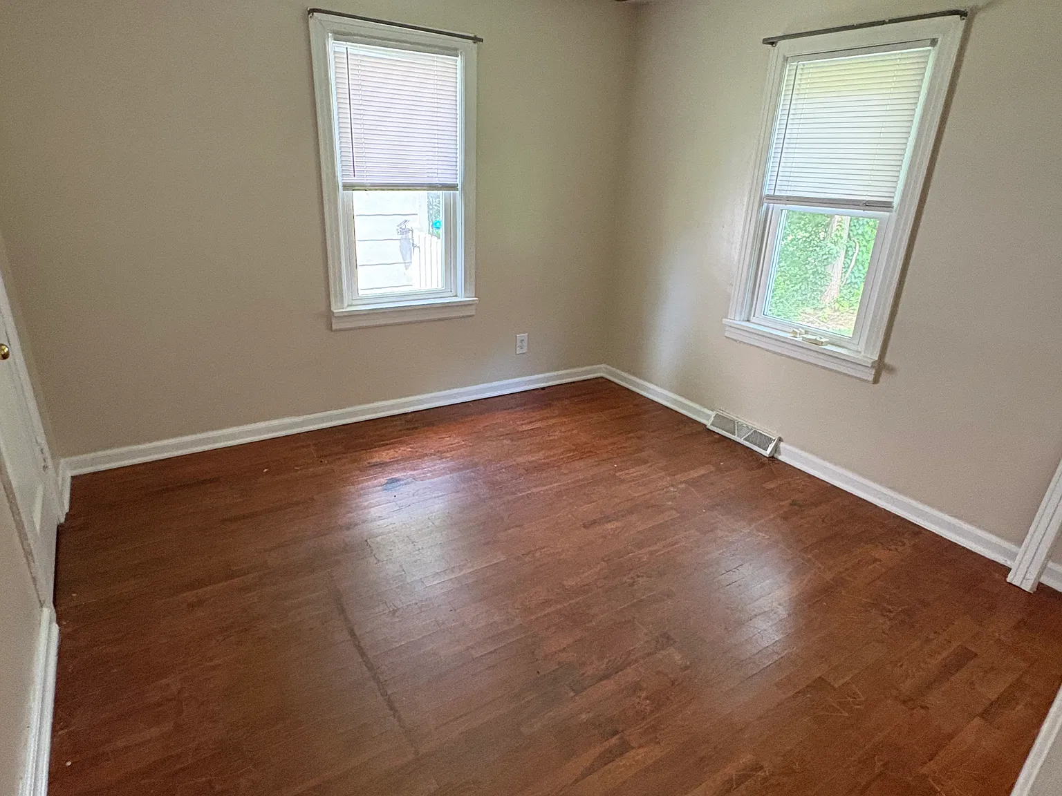 3 bed, 1100 sqft, $1,300 — Photo 2