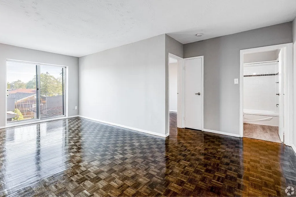 Building Photo - 16 Champlain Ave #316