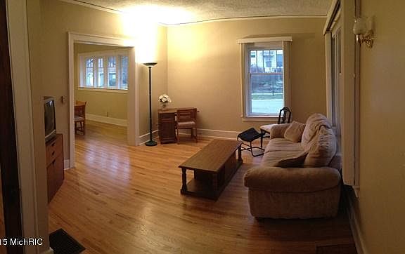 4th image of 37 Burr Oak St NE