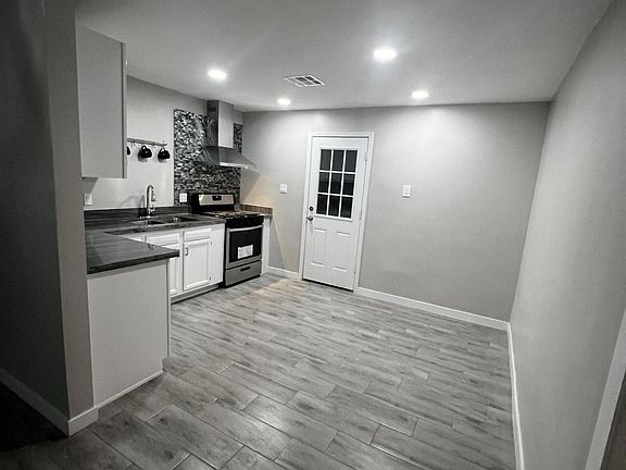 5th image of 2238 E Wood St