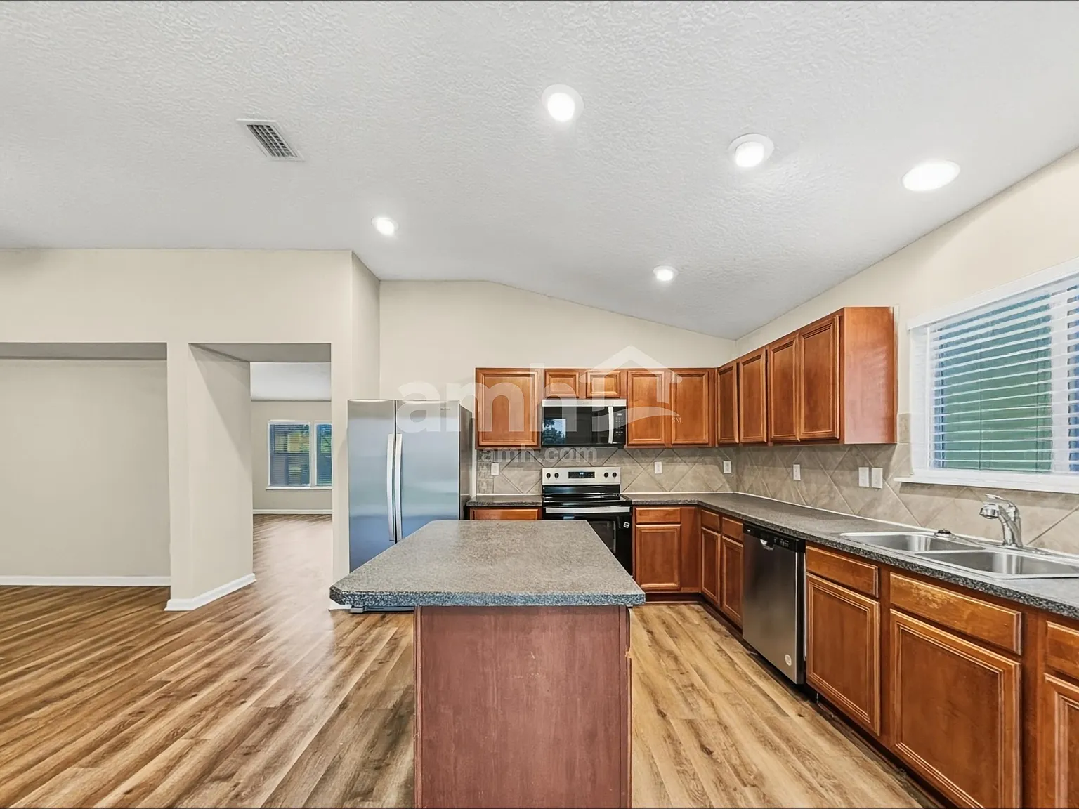 4 bed, 2.0 bath, 2302 sqft, $2,285 — Photo 3