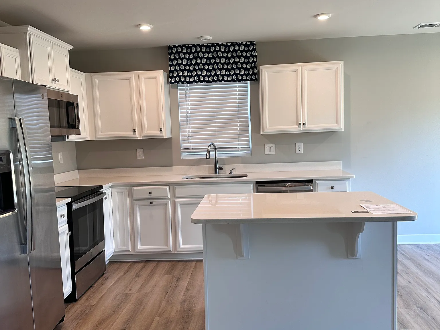 3 bed, 1348 sqft, $2,300 — Photo 3