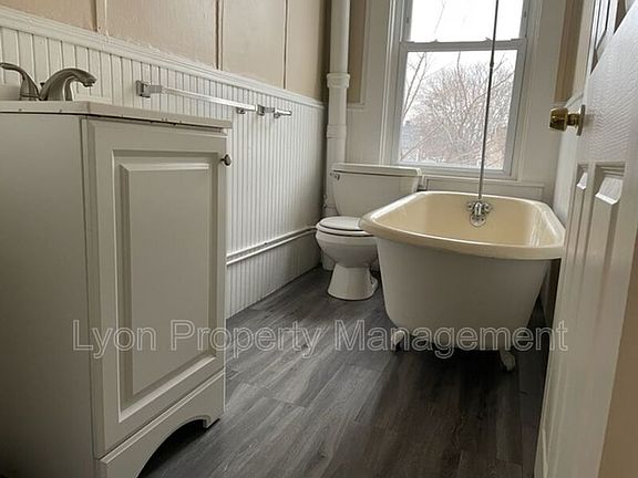 4th image of 1674 Lonsdale Ave #1672-2