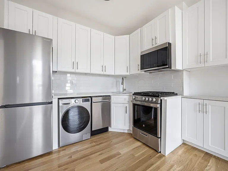 44 Perry St #4R — Photo 3