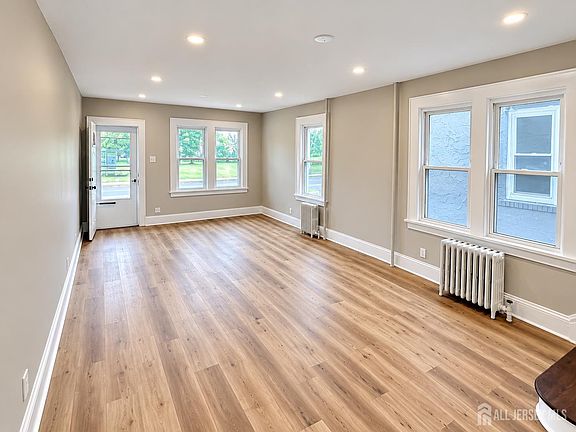 3rd image of 899 Port Reading Ave