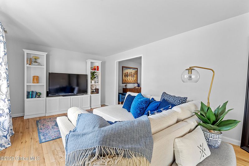 3rd image of 27 Orenda Spring Drive