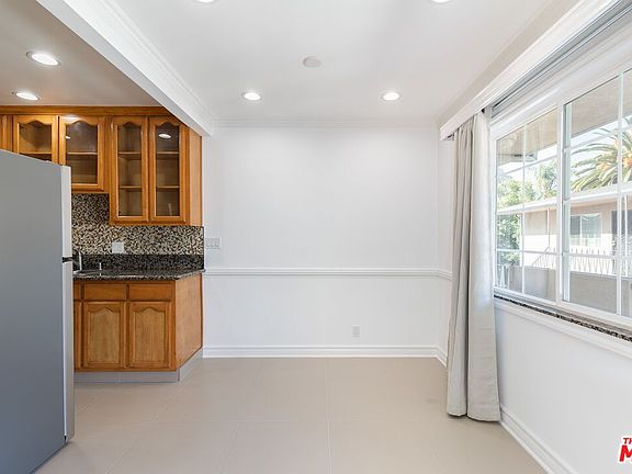 4th image of 1122 N Formosa Ave #7