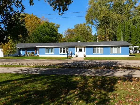 724 Lakeshore Dr, North Fond Du Lac, WI 54937