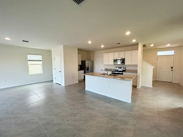 4 bed, 2.5 bath, 2260 sqft, $2,500 — Photo 2