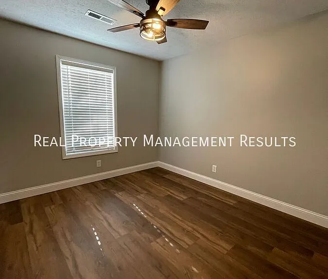 4800 Penrose Dr — Photo 8