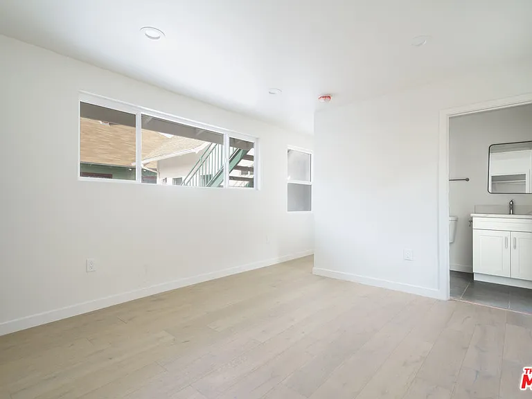 2896 W 14th St — Photo 10