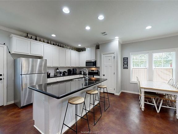 3rd image of 1011 Fairview Ave