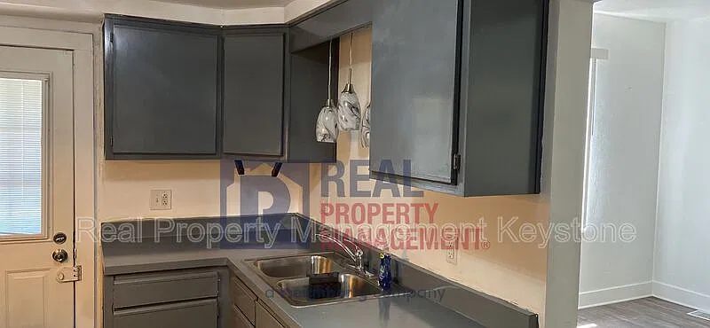 3 bed, 1.0 bath, 1584 sqft, $1,300 — Photo 4