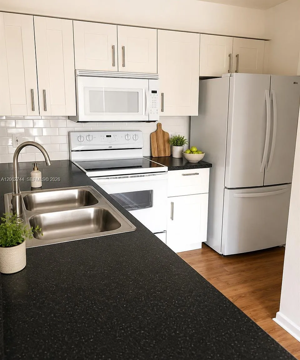 Hollywood Parc Condominiu — Photo 1