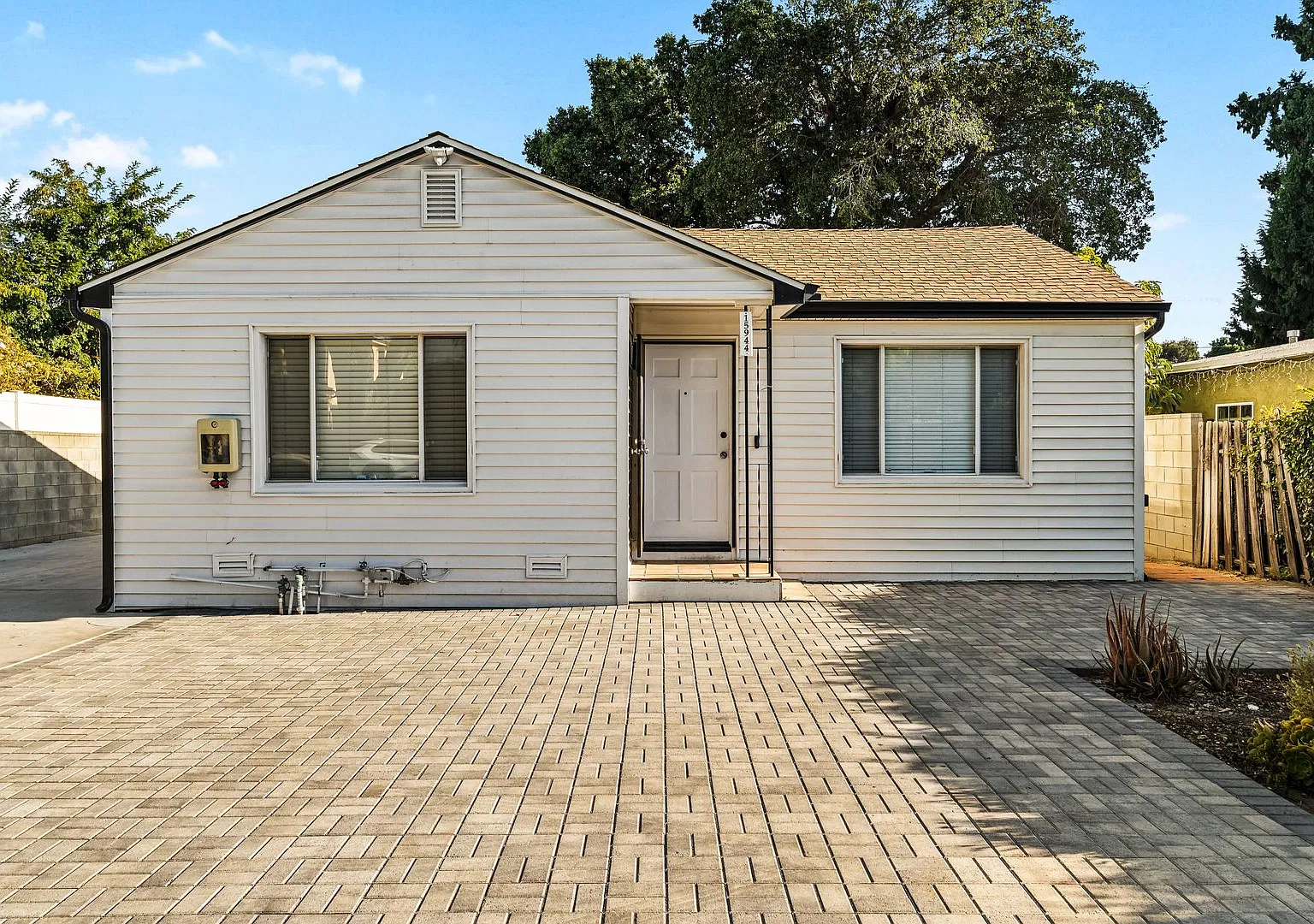 Spacious 3-Bedroom Home with Modern Comforts & Private Patio in Van Nuys — Photo 2