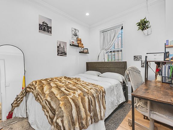 2nd image of 421 W 21st St APT 1D