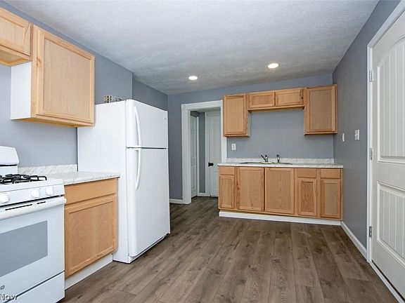 3rd image of 442-442 1/2 Main St