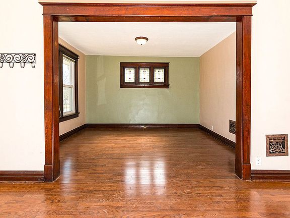 3rd image of 2207 Yale Ave
